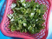 很喜欢的蒸芹菜叶做法图解1)