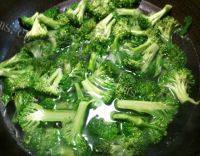 超级好吃的西兰花炒肉做法图解3)