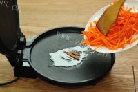 自制胡萝卜鸡蛋饼做法图解4)
