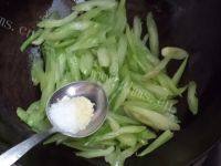 木耳炒芹菜自制做法图解5)