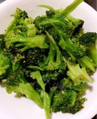 诱人的西兰花炒虾仁做法图解2)