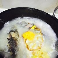 营养荷包蛋鲫鱼汤的做法图解七