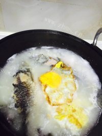 营养荷包蛋鲫鱼汤做法图解7)