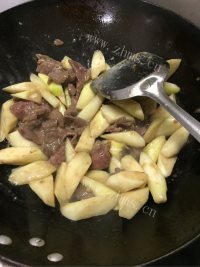 家常菜茭白炒牛肉做法图解7)