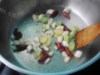 色泽鲜亮的香芋焖鸭做法图解6)
