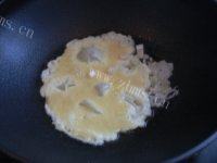 常吃不腻的金针菇炒鸡蛋的做法图解二