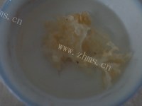 可口的紫薯银耳百合粥做法图解3)
