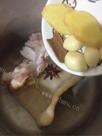 美味的卤猪耳做法图解4)