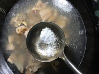美味的猪肺筒骨莲藕汤做法图解16)