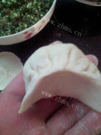 自己做的猪肉韭菜饺子做法图解9)