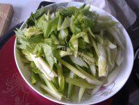 家常菜素炒芹菜做法图解1)