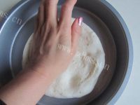 美味烤肉番茄披萨做法图解5)