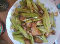 美食芹菜炒腌肉做法图解5)