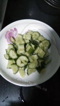 麻酱黄瓜做法图解3)