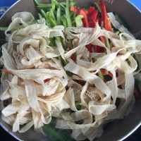 家常菜芹菜炒豆皮做法图解7)