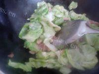 家常菜包菜炒肉丝做法图解6)