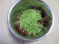 美味的芹菜牛肉煎饺做法图解8)