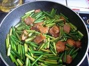 咸肉炒蒜薹做法图解5)