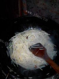 常吃不腻的酸辣土豆丝做法图解7)