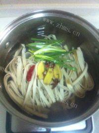 口感丰厚的凉拌豆腐丝做法图解3)