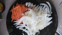 家常菜胡萝卜炒洋葱做法图解1)