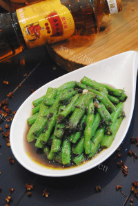 鲜美可口的沙蟹汁焖豆角做法图解6)