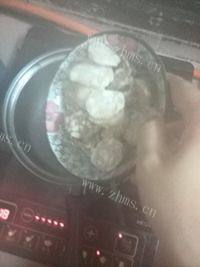 家常菜紫菜肉丸汤做法图解4)