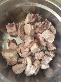 美味的排骨玉米汤做法图解2)