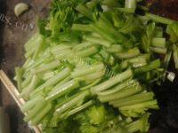 香气逼人的腊肠炒芹菜做法图解2)