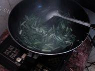 香喷喷的蒜薹炒鸡蛋做法图解4)