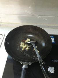 美味的麻辣虾球做法图解2)