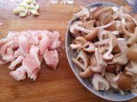 香菇炒肉做法图解2)