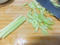 鲜的芹菜炒鱿鱼做法图解3)
