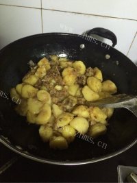 家常菜炒土豆做法图解7)