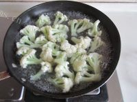 美味可口的豆豉腊肉煸花菜做法图解2)