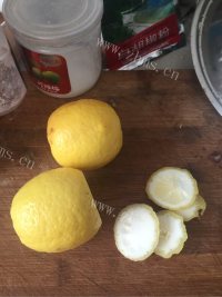 酸甜的柠檬蜂蜜水做法图解4)
