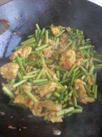 色味俱佳的蒜苔炒鸡蛋