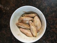 美味的孜然烤鸡翅做法图解6)