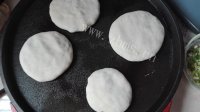 烫面荠菜盒子做法图解4)