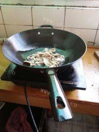 家常菜肉炒青椒做法图解4)