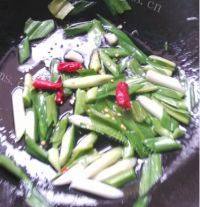 菠菜炒肉丝做法图解3)