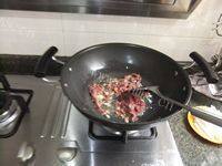 口感不错的牛肉炒萝卜做法图解5)
