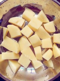 家常菜土豆蒸排骨做法图解1)