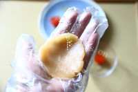 自制广式蛋黄莲蓉月饼做法图解6)