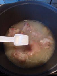 美味的黄豆猪蹄汤