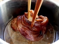 美味的冰糖肘子做法图解8)