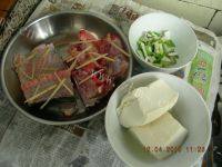 家常菜豆腐煮鱼做法图解1)