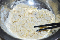 美味的橄榄油椰香芝麻饼做法图解3)