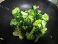 饱满的蚝油西兰花做法图解3)