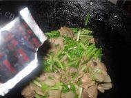 味道十足的蒜苔炒肉做法图解5)